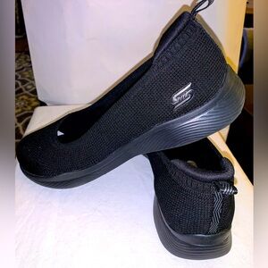 Sketchers black slip on’s in excellent condition women’s size 9